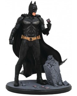 Статуетка Diamond Select DC Comics: Batman - Christian Bale (The Dark Knight), 23 cm