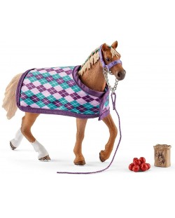 Комплект фигурки Schleich Horse Club - Английски чистокръвен кон с одеяло