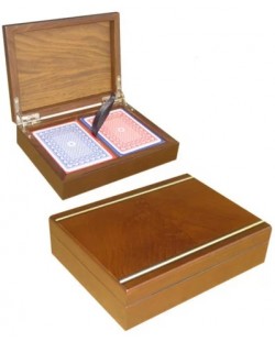 Дървена кутия с покер карти