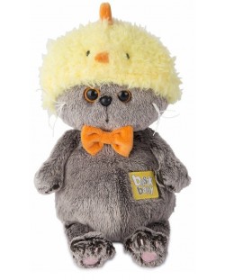 Плюшена играчка Budi Basa - Коте Басик, бебе, с шапка с пиле, 20 cm