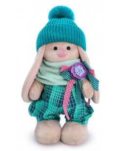 Плюшена играчка Budi Basa - Зайка Ми, с кариран гащеризон и зимна шапка, 25 cm