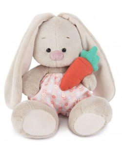 Плюшена играчка Budi Basa - Зайка Ми, бебе, с розови панталонки и морков, 15 cm