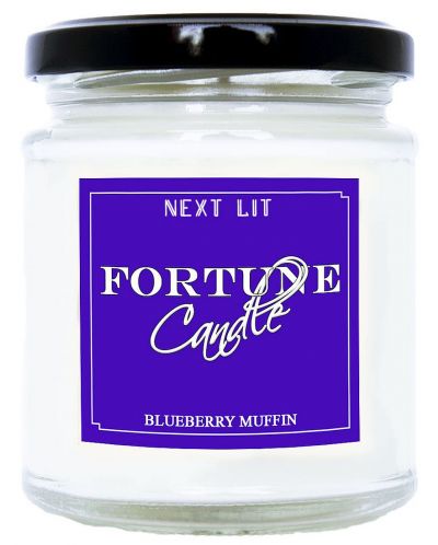 Ароматна свещ с късметче Next Lit Fortune Candle - Мъфин с боровинки, на български - 1
