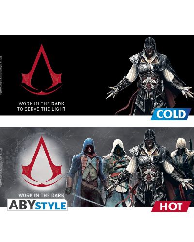 Чаша с термо ефект ABYstyle Games: Assassin's Creed - Group, 460 ml - 2