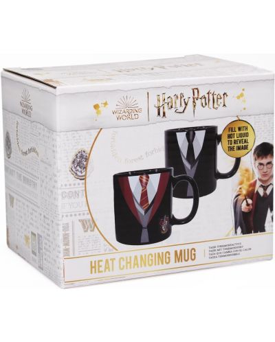 Чаша с термо ефект Half Moon Bay Movies: Harry Potter - Gryffindor Uniform, 400 ml - 4