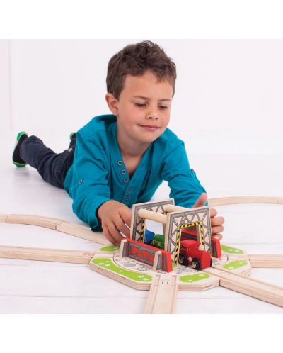 Детски дървен комплект Bigjigs - Индустриален железопътен прелез - 3
