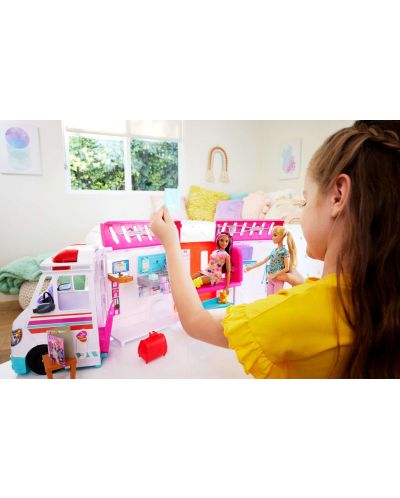 Игрален комплект Barbie - Трансформираща се линейка, Клиника, 20 aксесоара - 2