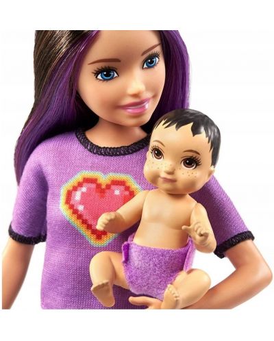 Игрален комплект Barbie Skipper - Барби детегледачка с лилави кичури и блуза със сърце - 2