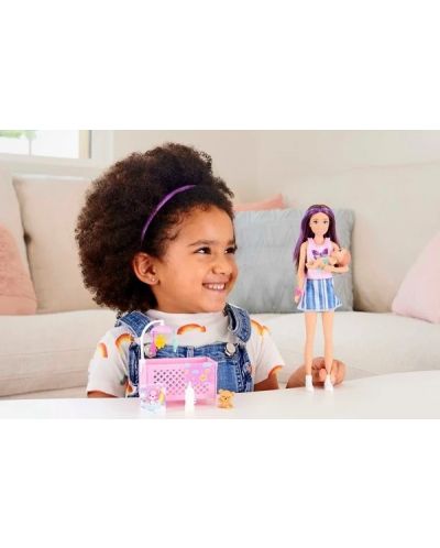 Игрален комплект Barbie Skipper - Барби детегледачка с лилави кичурии потник с пеперудка  - 8
