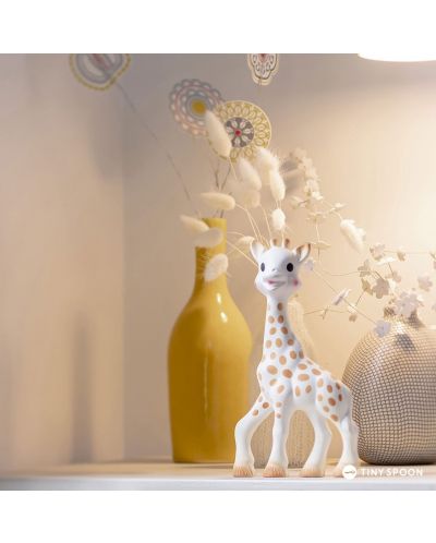 Комплект играчка и ключодържател Sophie la Girafe, с благотворителна кауза - 4