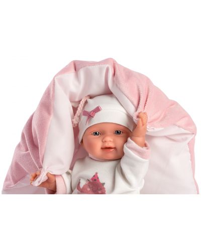 Кукла-бебе Llorens - С розови дрешки, възглавничка и бяла шапка, 26 cm - 4
