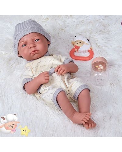 Кукла-бебе Ocie - С пухкаво чувалче и сива шапка, 35 cm - 2