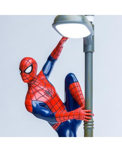 Лампа Paladone Marvel: Spider-Man - Spidey on Lamp, 33 cm - 2