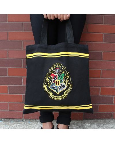 Пазарска чанта Cine Replicas Movies: Harry Potter - Hogwarts (Black & Yellow) - 3