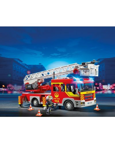 Комплект фигурки Playmobil - Пожарна кола с разгъваща се стълба, сирена и светлини - 4