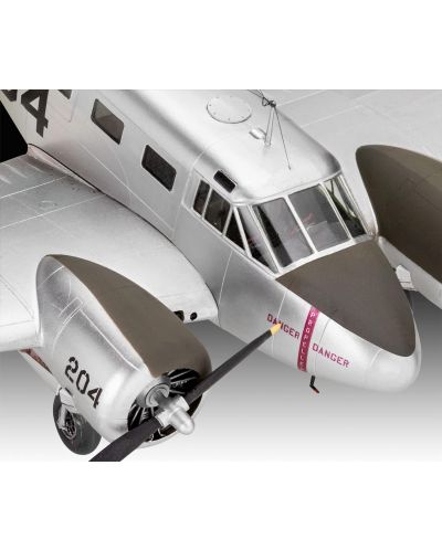 Сглобяем модел Revell Съвременни: Самолети - Beechcraft Model 18 - 3