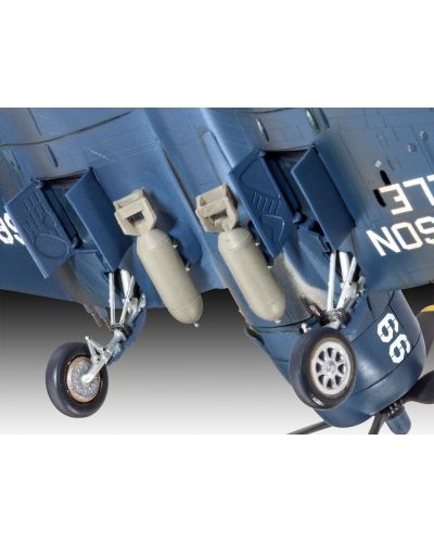Сглобяем модел Revell Военни: Самолети - Корсар F4U - 3