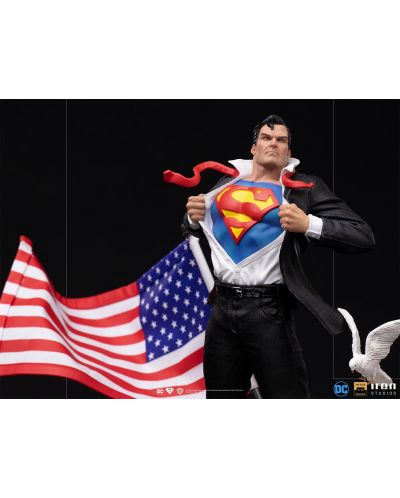 Статуетка Iron Studios DC Comics: Superman - Clark Kent (Deluxe Version), 29 cm - 7