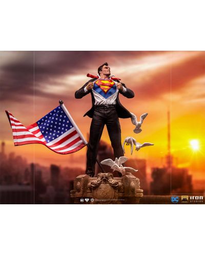 Статуетка Iron Studios DC Comics: Superman - Clark Kent (Deluxe Version), 29 cm - 11