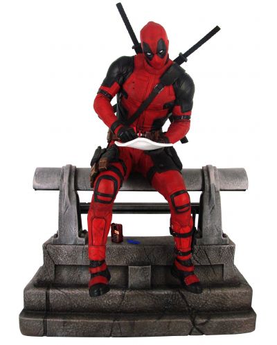 Статуетка Diamond Select Marvel: Deadpool - Deadpool sitting (Limited edition), 29 cm