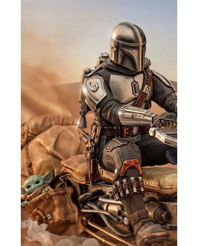 Статуетка Iron Studios Television: The Mandalorian - Mandalorian on Speederbike (Deluxe), 18 cm - 9