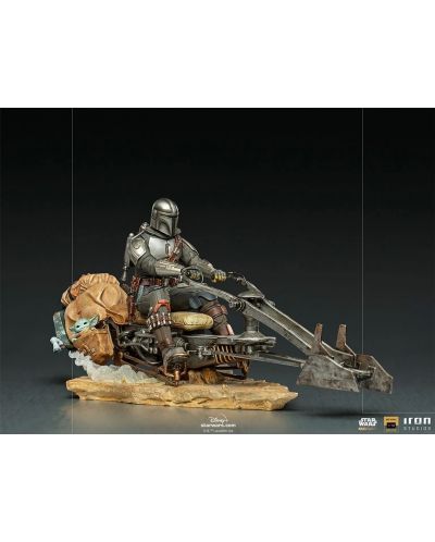 Статуетка Iron Studios Television: The Mandalorian - Mandalorian on Speederbike (Deluxe), 18 cm - 2