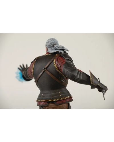 Статуетка Dark Horse Games: The Witcher - Geralt (Toussaint Tourney Armor), 24 cm - 6