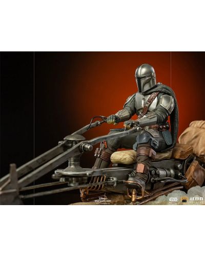 Статуетка Iron Studios Television: The Mandalorian - Mandalorian on Speederbike (Deluxe), 18 cm - 5