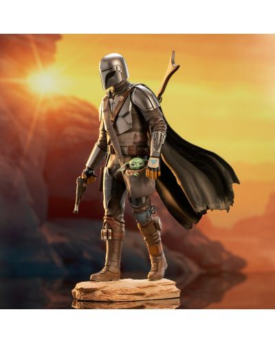 Статуетка Gentle Giant Television: The Mandalorian - The Mandalorian with The Child (Premier Collection), 25 cm - 3
