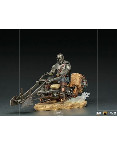 Статуетка Iron Studios Television: The Mandalorian - Mandalorian on Speederbike (Deluxe), 18 cm - 3