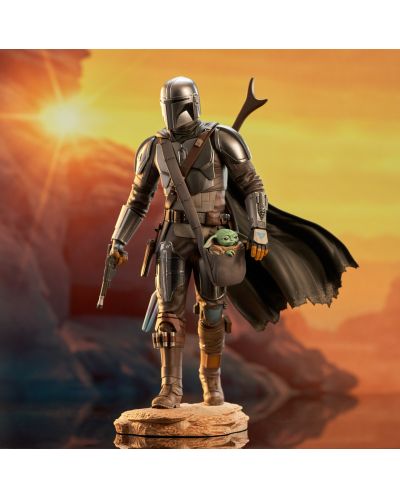 Статуетка Gentle Giant Television: The Mandalorian - The Mandalorian with The Child (Premier Collection), 25 cm - 2