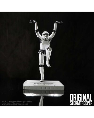 Статуетка Nemesis Now Movies: Star Wars - Original Stormtrooper (Crane Kick), 20 cm - 7