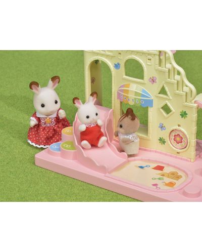 Комплект фигурки Sylvanian Families Baby & Child - Пързалка замък - 6