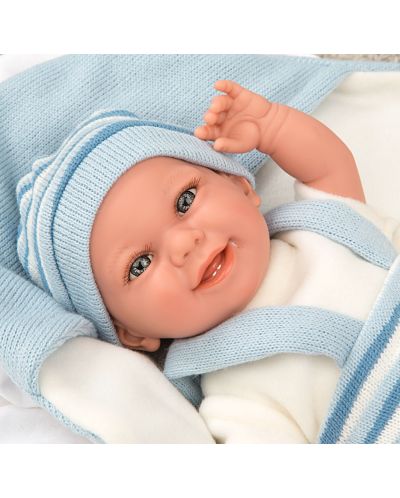 Усмихната кукла-бебе Arias - В синьо облекло, реално тегло, 35 cm - 5