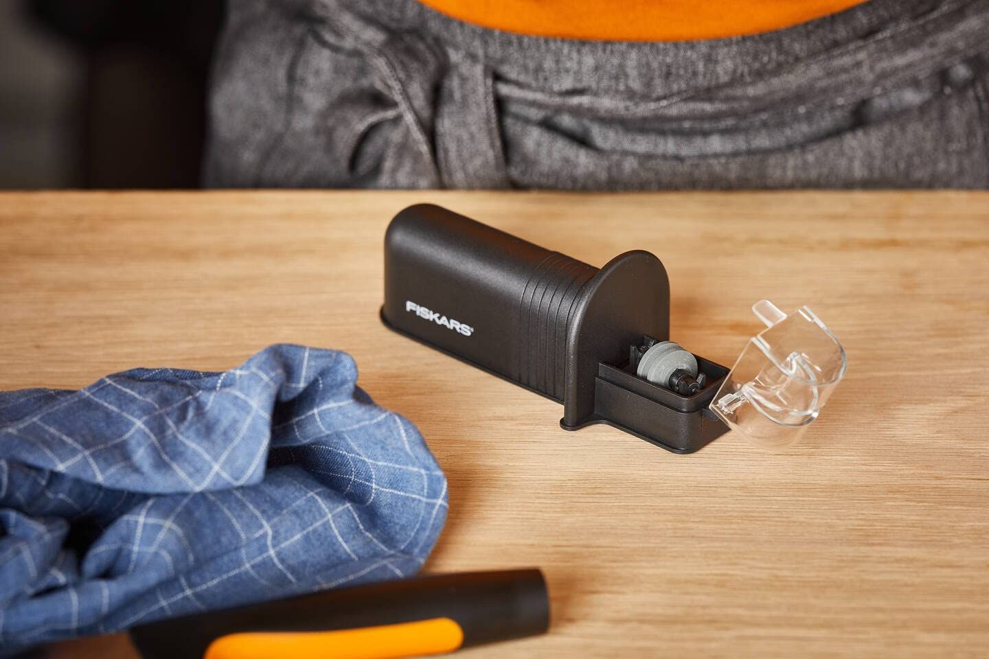Точило за ножове с японски керамичен камък Fiskars - Essential | Ozone.bg