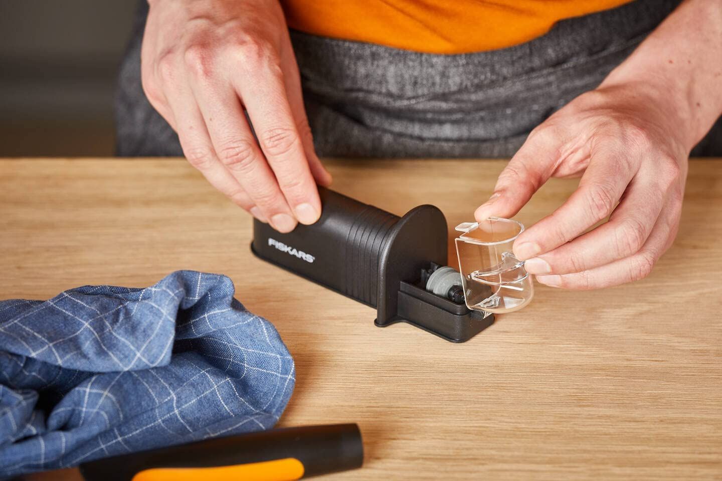 Точило за ножове с японски керамичен камък Fiskars - Essential | Ozone.bg