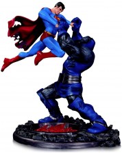 Статуетка DC Direct DC Comics: Superman - Superman vs Darkseid (3rd Edition), 18 cm