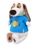Плюшена играчка Budi Basa - Кученце Бартоломей, в синя тениска с рибка, 33 cm - 3t