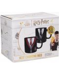 Чаша с термо ефект Half Moon Bay Movies: Harry Potter - Gryffindor Uniform, 400 ml - 4t