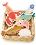 Дървен игрален комплект Tender Leaf Toys - Морски дарове в кошница - 2t