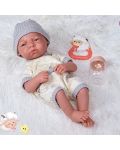 Кукла-бебе Ocie - С пухкаво чувалче и сива шапка, 35 cm - 2t