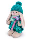 Плюшена играчка Budi Basa - Зайка Ми, с кариран гащеризон и зимна шапка, 25 cm - 3t
