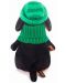 Плюшена играчка Budi Basa - Кученце Ваксон, със зелена шапка и шал, 25 cm - 3t