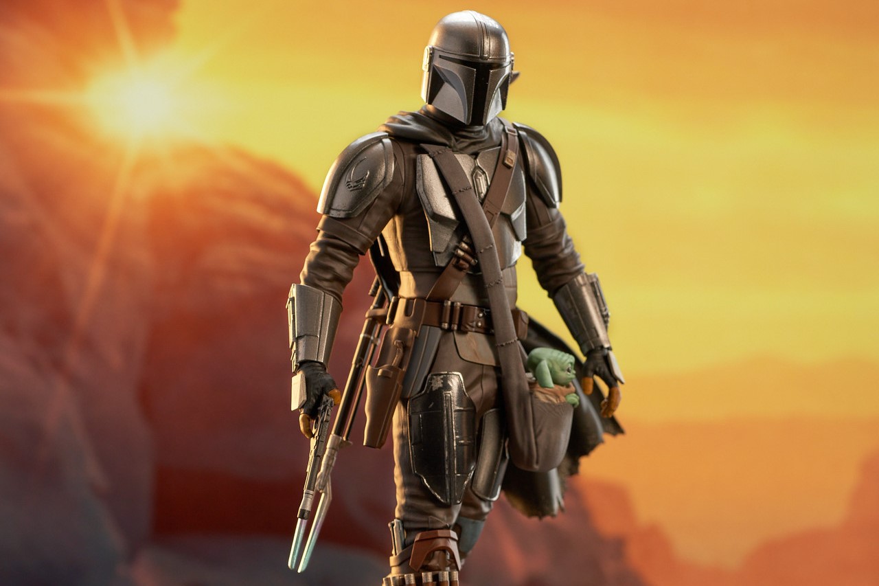 Статуетка Gentle Giant Television The Mandalorian The Mandalorian with The Child (Premier Collection)
