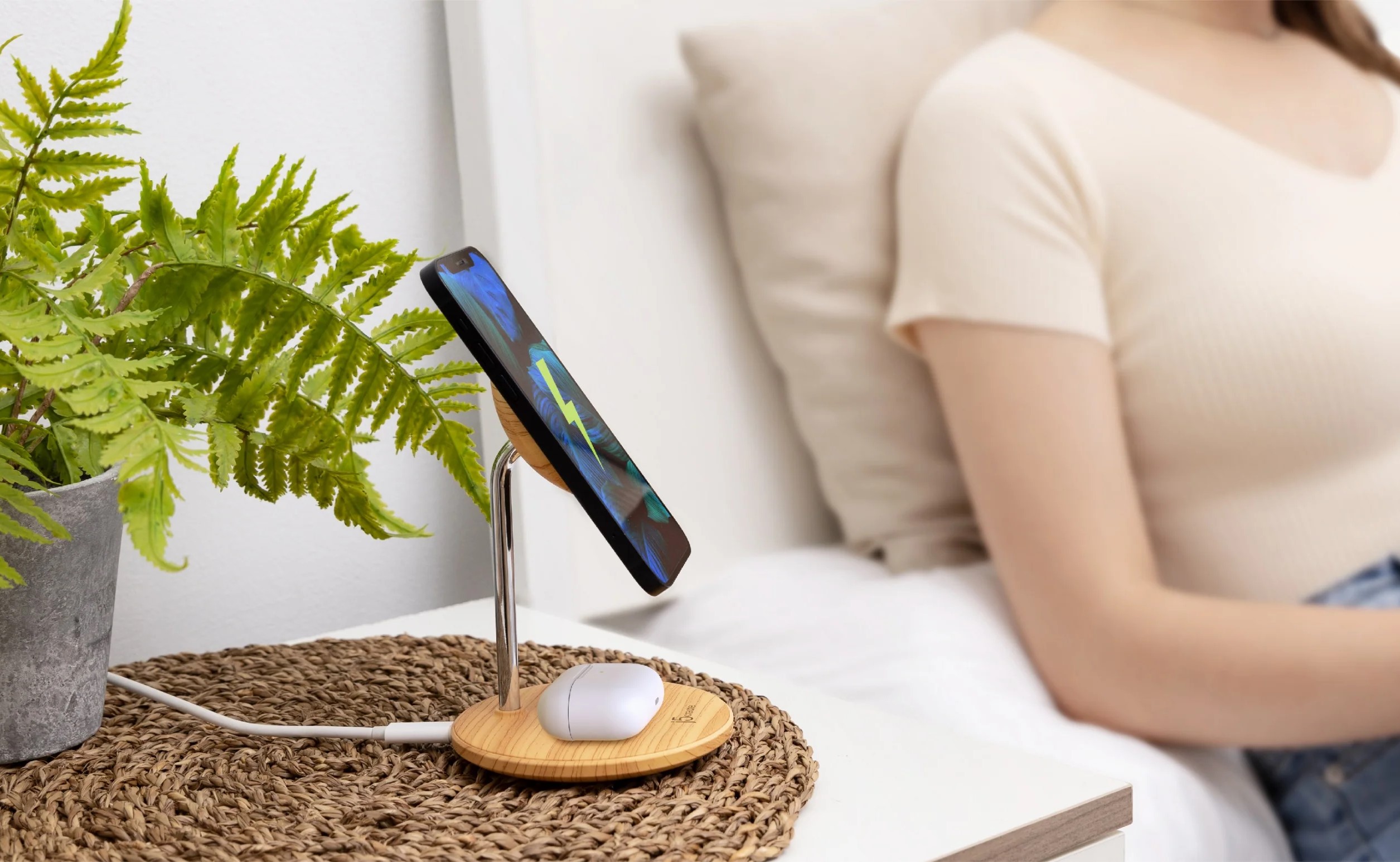   Wireless charger j5create JUPW2106 Magnetic 10W Wood Grain