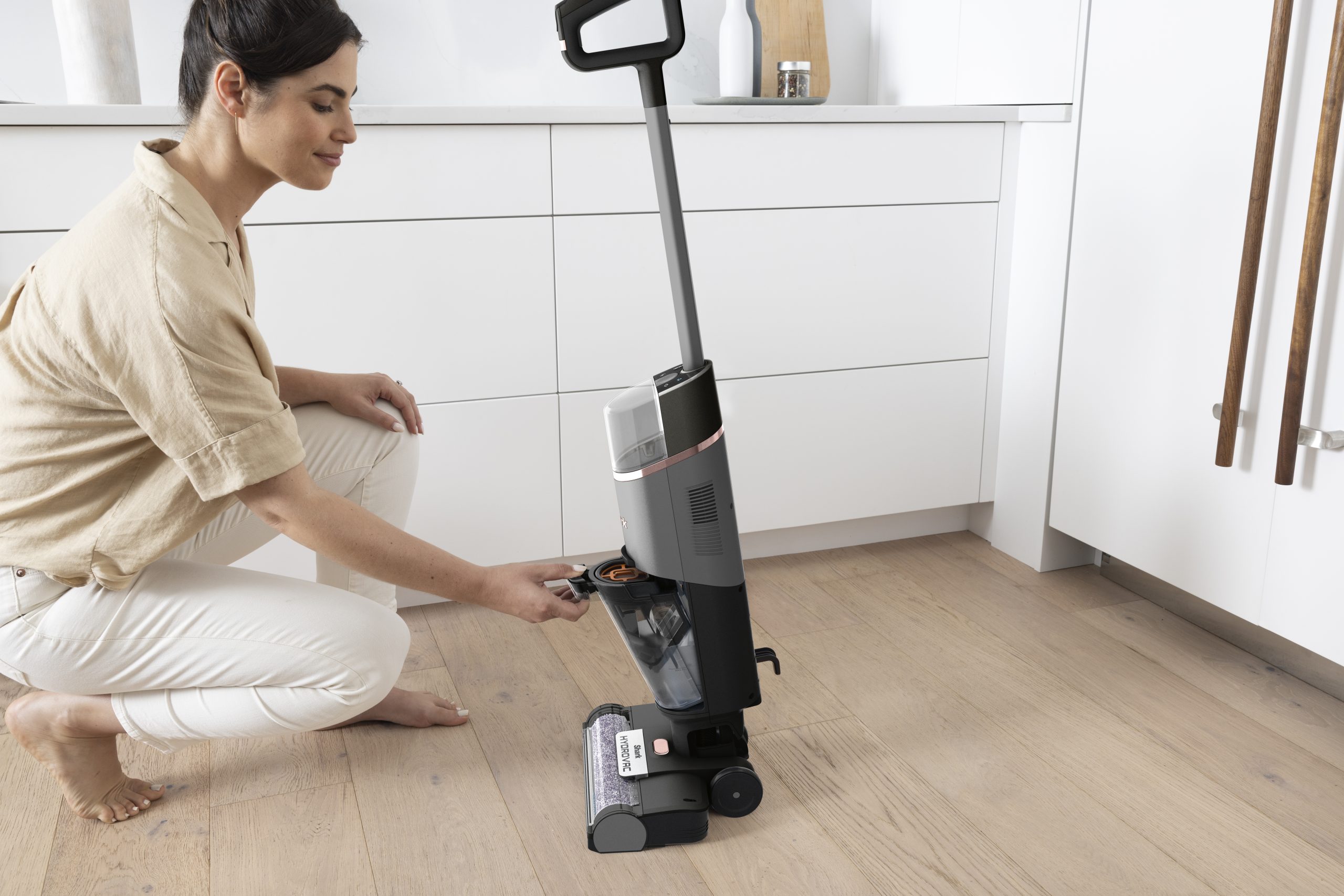       Vertical bagless vacuum cleaner Shark - WD210EU, gray